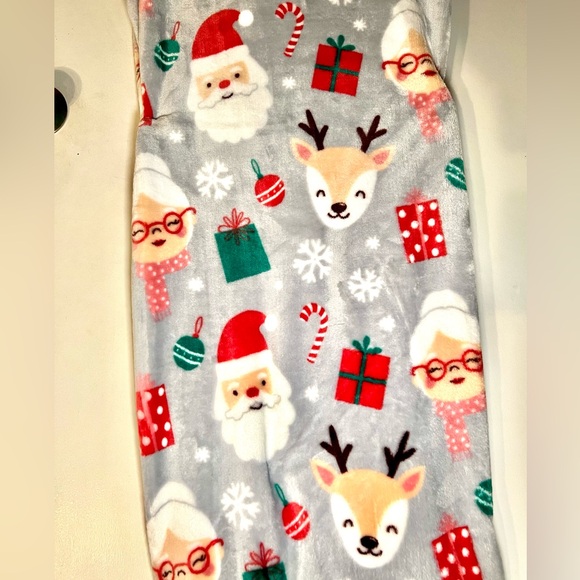 Mrs. Claus Santa & Reindeer Decorative Christmas Throw Blanket Gifts Smowflakes - Picture 2 of 15